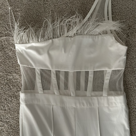 White jumpsuit. Fashion Nova size M. Worn twice. Feathers on the top. - Picture 3 of 3